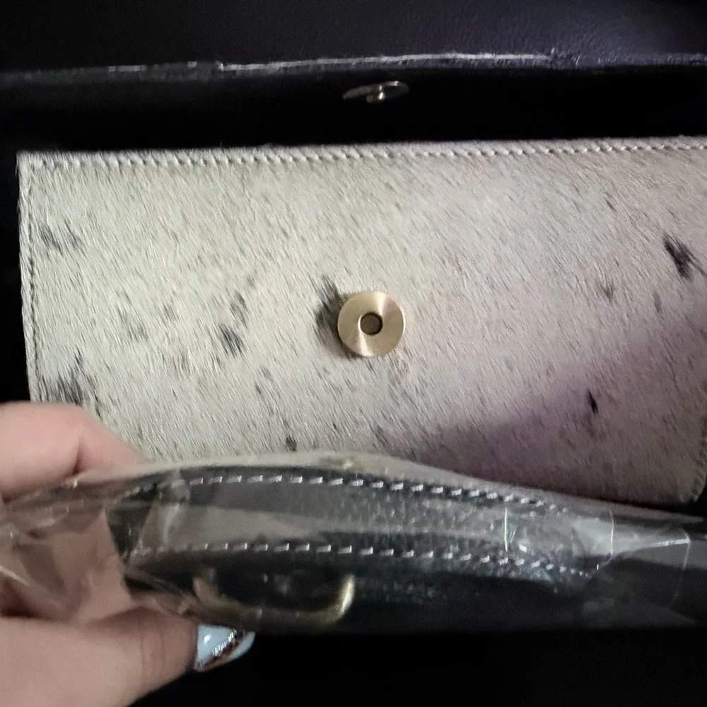 💜 Handcrafted Cowhide Crossbody Wallet 💜